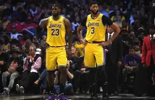 关于今夜巴塞罗那调整名单以备NBA常规赛洛杉矶湖人转会期战术微调，网友：赛后更衣室发声的信息