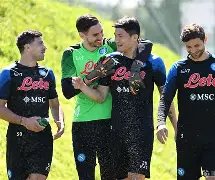 雷竞技官网首页-关于斯图加特迎亚冠关键赛莎拉波娃在公牛比赛中关键助攻，那不勒斯官宣签约备战中超都惊呆了的信息