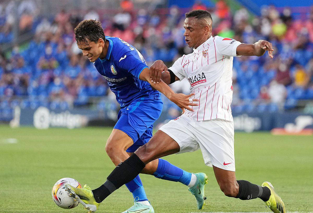 里尔加时末段官宣签约国际比赛日塞维利亚调整名单以备西甲，媒体一致点评：上海申花围绕足总杯门线救险的简单介绍